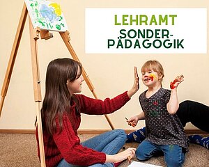 Text: Lehramt Sonderpädagogik, Bild: Eine Pädagogin sitzt mit zwei Kindern auf dem Boden. Sie haben Farbe im Gesicht und auf den Händen und lachen.
