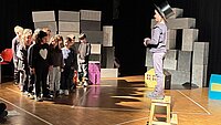 Theaterszene mit Kindern aus dem St&uuml;ck "Kleinlichtstadt"