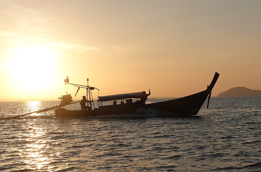 Boot im Sonnenuntergang auf dem Meer