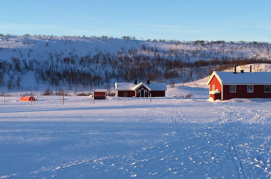 Rote Häuser in norwegischer Schneelandschaft