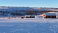 Rote Häuser in norwegischer Schneelandschaft