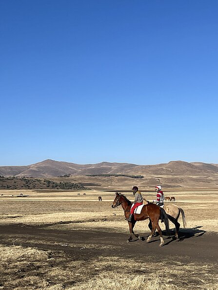 Leonie Rall mit dem Bild "Zuschauen bei einem Pferderennen mit der Weite Südafrikas im Hintergrund" (University of the Free State, Südafrika)