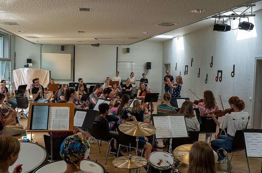 Schüler musizieren gemeinsam mit Studierenden im Rahmen eines Workshops beim Lernfestival der PH Ludwigsburg