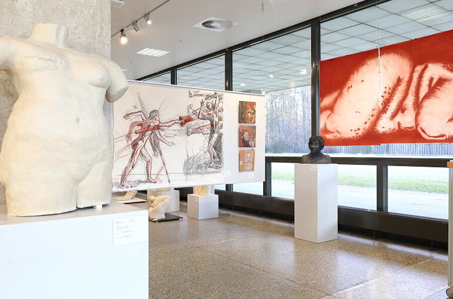 Blick in die Ausstellung in der Studiengalerie mit Werken der Studierenden