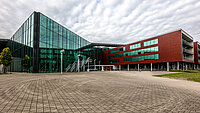 Weitwinkelaufnahme des VIVES College in Brügge, Belgien.