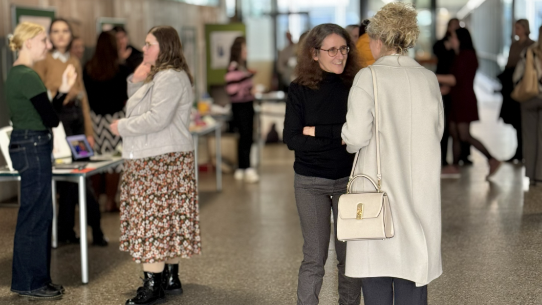 Teilnehmende des PReBi-Forums im Januar 2026 im Gespr&auml;ch.