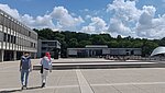 Blick auf den zentralen Außenplatz der Pädagogischen Hochschule. Im Hintergrund die PH-Spinne und die Mensa 