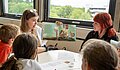 Schüler und Studierende sitzen um einen Tisch und diskuttieren im Rahmen eines Workshopsangebots am Tag der Lernfestivals