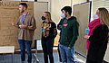 Vier Studierende präsentieren Käuferverhalten vor einem Plakat.