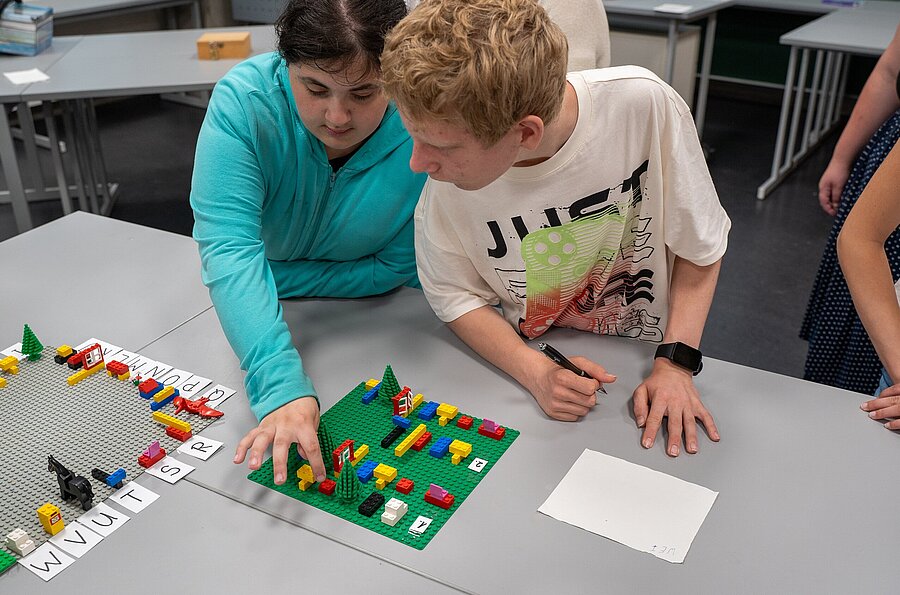 Kinder beschäftigen sich mit Legosteinen im Rahmen eines Vormittagsworkshop des Lernfestivals