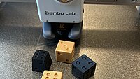 Vier W&uuml;rfel im 3D-Drucker