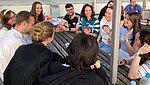 Studierende auf einer Bank