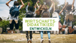 Text: Wirtschaftsdidaktik(er) entwickeln, Bild: vier Schüler mit Rucksäcken, die von der Kamera weglaufen und mit den Armen nach oben hochspringen.