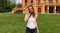 Hilfskraft Sophie Eichler steht vor dem Schloss Favorite in Ludwigsburg