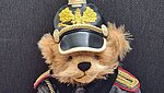 Teddybär mit Pickelhaube und Uniform.