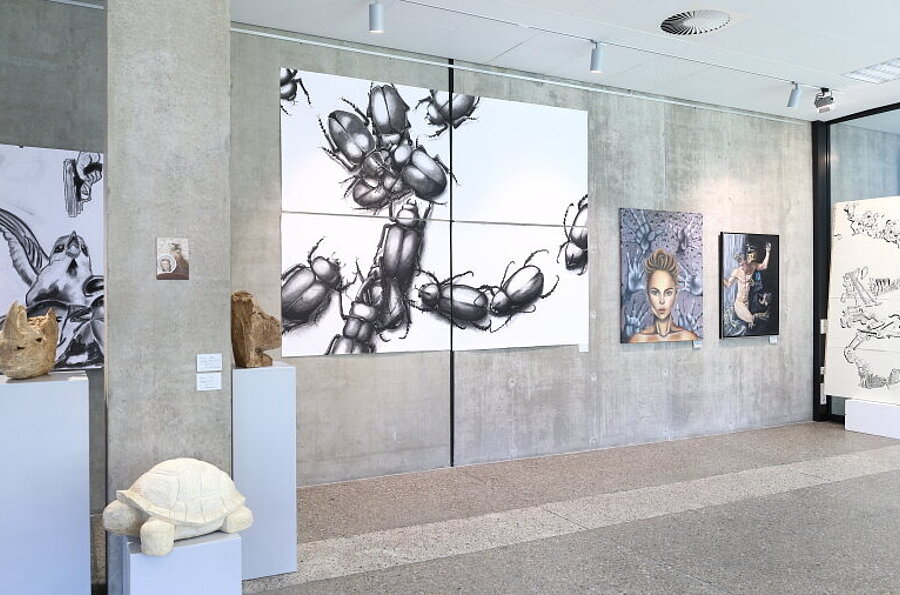 Blick in die Ausstellung in der Studiengalerie mit Werken der Studierenden