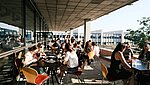 G&auml;ste des Kulturnetz-Sommerfestes auf der Terrasse des Literaturcafes.