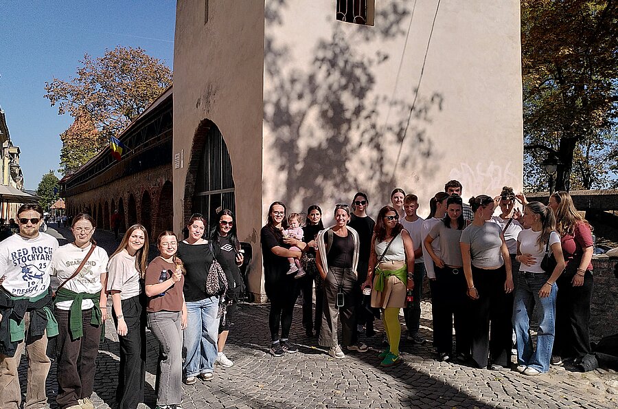 Die Gruppe vor der Stadtmauer in Sibiu (Hermannstadt)