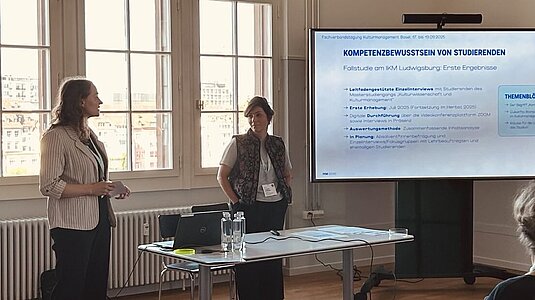 Maike Schlünß (links) und Prof. Yvonne Pröbstle präsentieren die Ergebnisse ihrer Fallstudie
