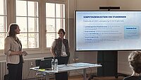 Maike Schl&uuml;n&szlig; (links) und Prof. Yvonne Pr&ouml;bstle pr&auml;sentieren die Ergebnisse ihrer Fallstudie