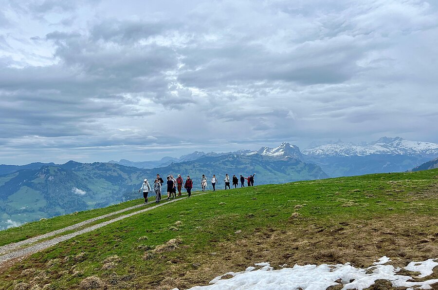 Jule Zimmernann mit dem Bild "Bergpanorama mit Wanderern" (Pädagogische Hochschule Zürich, Schweiz)