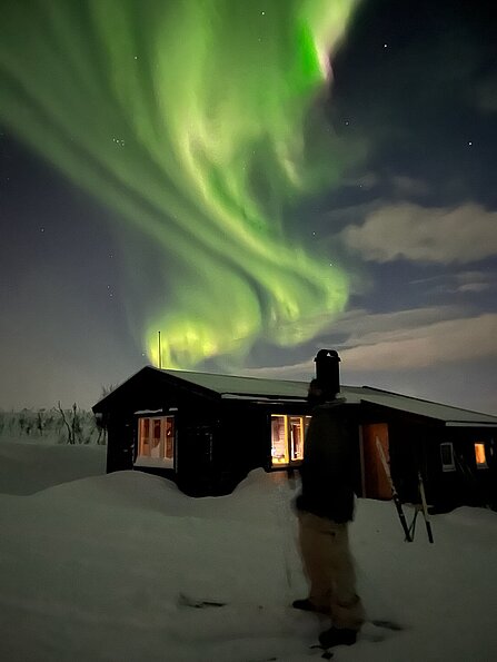 Lucian Munz mit dem Bild "Unter den Nordlichtern Skifahren und in der Hütte übernachten" (UiT, Norwegen)