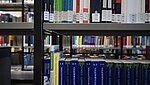B&uuml;cherregal in der Hochschulbibliothek mit B&uuml;chern aus der Volkswirtschaftslehre.