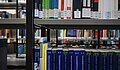 Bücherregal in der Hochschulbibliothek mit Büchern aus der Volkswirtschaftslehre.