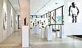 Blick in die Ausstellung in der Studiengalerie mit Holzskulpturen und Zeichnungen von Thomas Putze