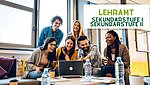 Text: Lehramt Sekundarstufe 1 und 2, Bild: 6 Schüler sitzen an einem Laptop und lachen