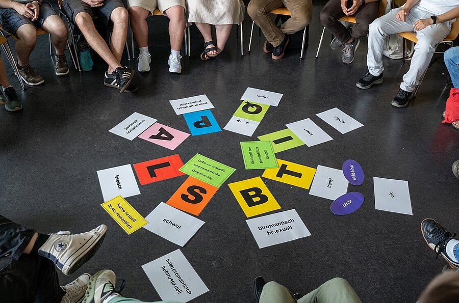 Im Stuhlkreis sitzende Studierende bei einer Veranstaltung im Rahmen des Lernfestivals der PH Ludwigsburg