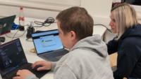 Teilnehmende bei der Programmierung