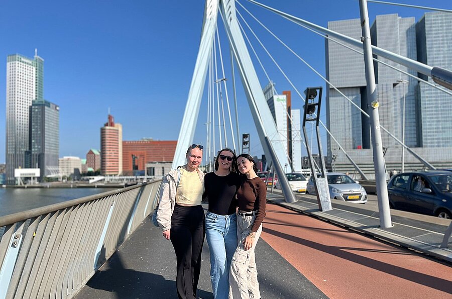Alexandra M&uuml;ller mit dem Bild "M&auml;delstrip Rotterdam Erasmusbr&uuml;cke mit Susanne aus Finnland und Nicoletta aus Italien" (VIVES, Belgien)