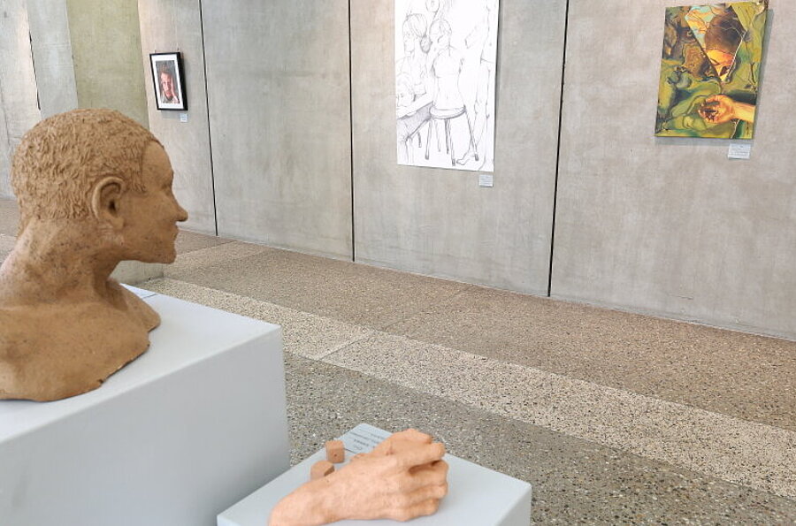 Blick in die Ausstellung in der Studiengalerie mit Werken der Studierenden
