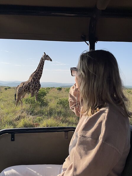 Leonie Rall mit dem Bild "Giraffen in der Wildnis bestaunt" (University of the Free State, S&uuml;dafrika)