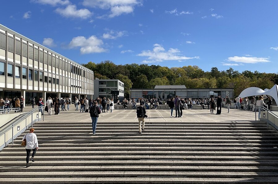 Außentreppe der PH mit Blick auf die Mensa und das Gebäude 1