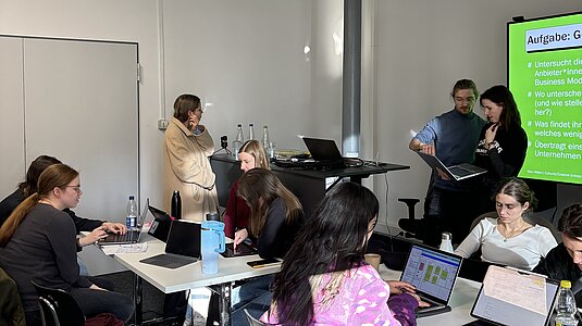 Eine Gruppe Studierender im Animationsinstitut der Filmakademie. 