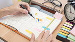 Kalender mit Post-Its und Wecker