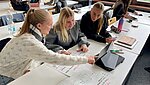 Studierende mit Tablet
