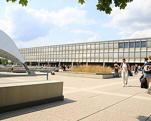 Blick über den Platz auf PH Gebäude 1 mit etlichen Student*innen