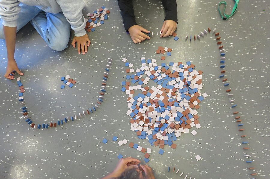 Gleiches Material in gro&szlig;en Mengen mit quadratischen Mosaiksteinen
