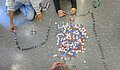 Gleiches Material in gro&szlig;en Mengen mit quadratischen Mosaiksteinen