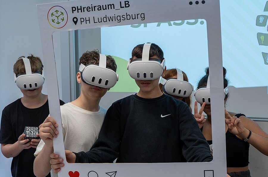 Schüler mit VTechBrillen im Rahmen eines Workshops auf dem Lernfestival der PH Ludwigsburg