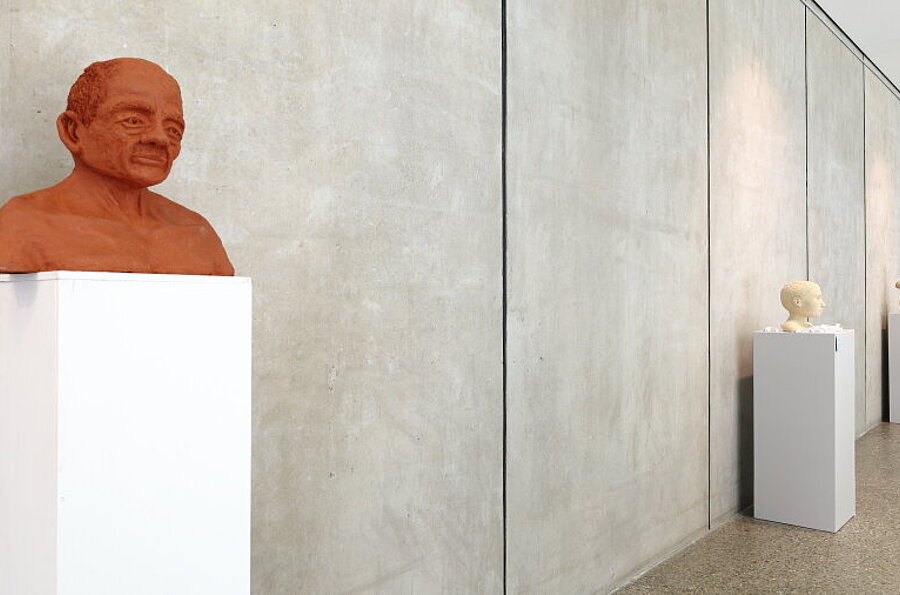 Blick in die Ausstellung Wort-Fläche-Raum & Resonanzraum in der Studiengalerie