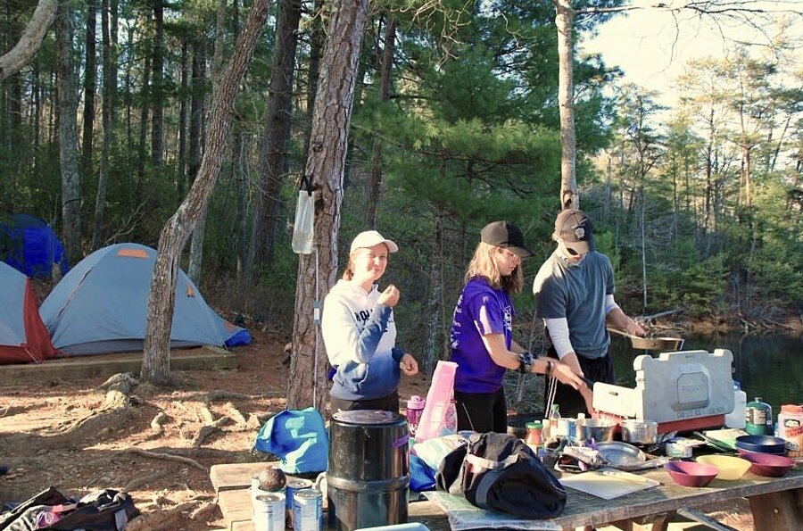 Lousia Kurtz mit dem Bild "Canoepacking-Trip in den Frühlingsferien mit den "Bear Bombers" (WCU, USA)