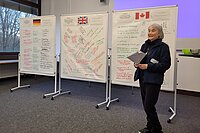 Zu sehen ist Celia Whitchurch, eine Teilnehmerin und Keynote - Speaker, wie Sie im Plenum die Ergebnisse des Worldcafé präsentiert. 