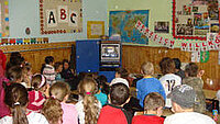 Das Bild zeigt Kinder an einer deutschen Schule in Ungarn