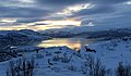 norwegische Landschaft mit Schnee und See bei Sonnenuntergang