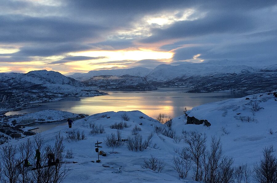 norwegische Landschaft mit Schnee und See bei Sonnenuntergang