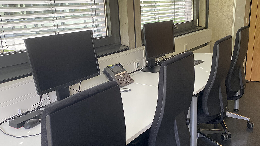 Blick in den Raum: Ausweicharbeitspl&auml;tze